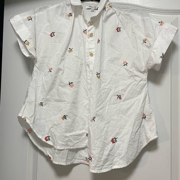 V-Neck Pocket Shirt in Cross-Stitch Floral - Picture 5 of 10
